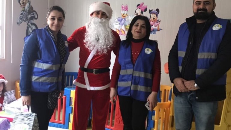 تقوم منظمة اليوم الجديد بنشاط ترفيهي للأطفال في روضة أجيال المستقبل للنازحين